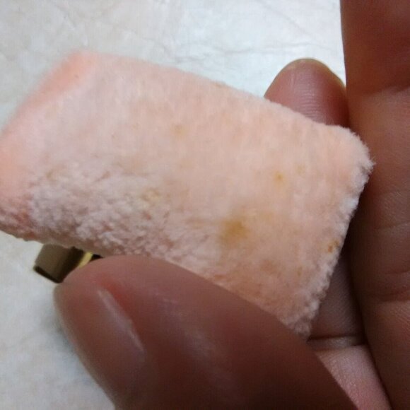 Vintage oblong shaped gold tone compact with puff and powder screen - Picture 9 of 12